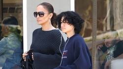 Emme, hija de JLo y Marc Anthony, sorprende por su look de vestido y sudadera