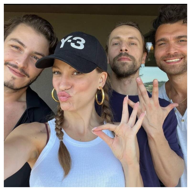 La actriz escoltada por los tres actores protagonistas de la nueva serie de Netflix. De izquierda a derecha: Boran Kuzum, Metin Akdülger y Hakan Kurtas.