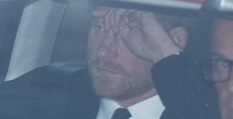 El príncipe Harry ya se encuentra en Escocia para despedir a su abuela, la monarca Isabel II - Créditos: Daily Mail