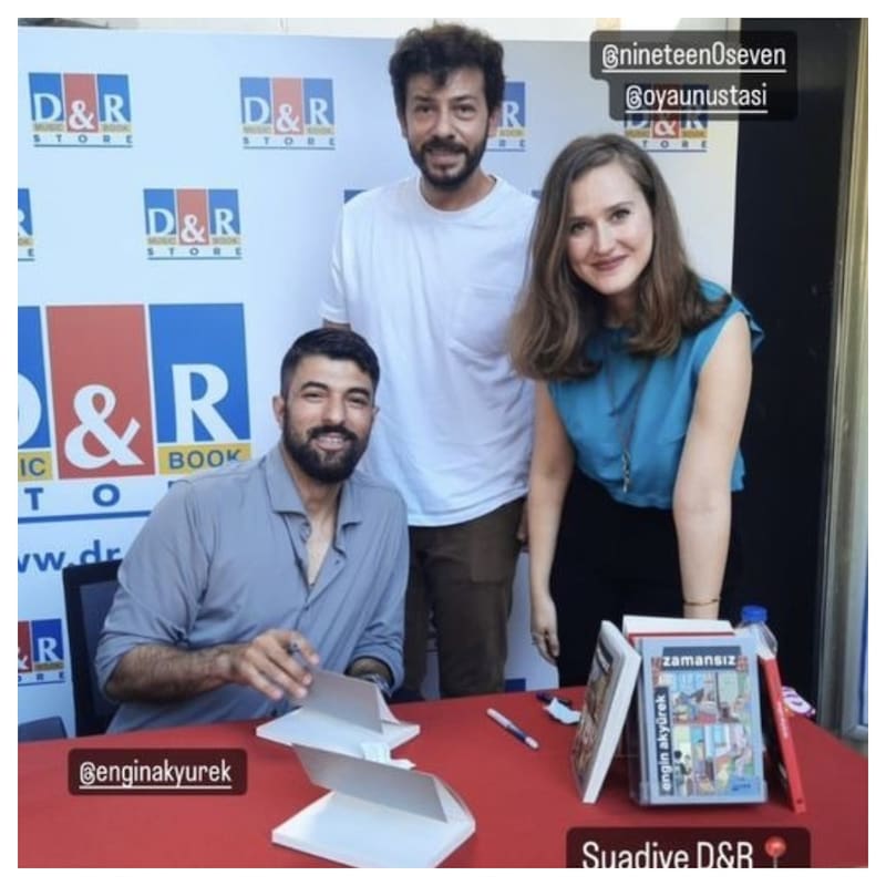 Engin Akyürek junto a sus amigos actores Ahmet Tansu Taşanlar y Oya Unustasi, que figuraron en Hercai.