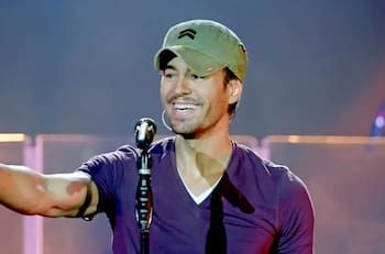 Enrique Iglesias se excede en amabilidad para fotografiarse con un fan