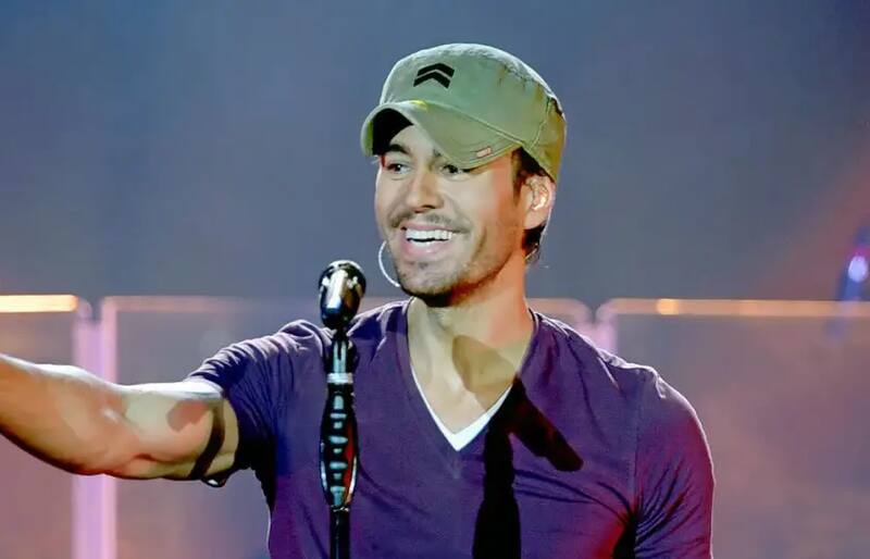 Enrique Iglesias para el tráfico para fotografiarse con un fan - Créditos: Instagram