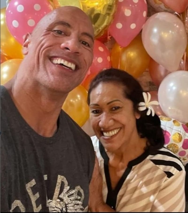Madre de Dwayne Johnson grave tras accidente; La Roca agradece a los ángeles de que siga viva La mujer de 74 años se encuentra en observación - Créditos: Instagram