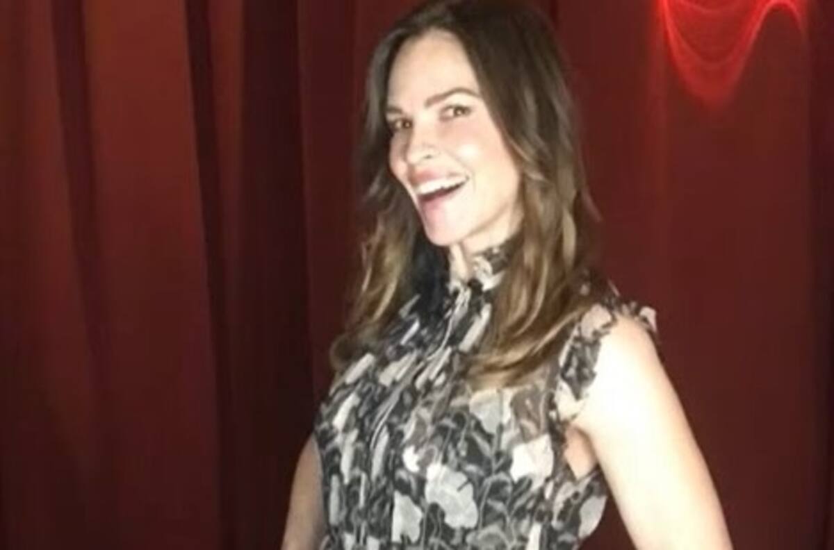 Feliz y embarazada de gemelos a los 48 años: la actriz Hilary Swank muestra su árbol navideño
