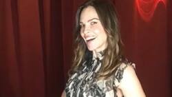 Feliz y embarazada de gemelos a los 48 años: la actriz Hilary Swank muestra su árbol navideño