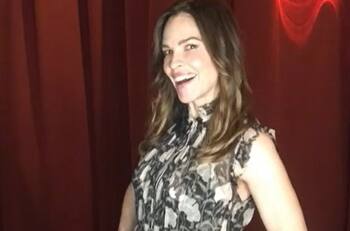 Feliz y embarazada de gemelos a los 48 años: la actriz Hilary Swank muestra su árbol navideño