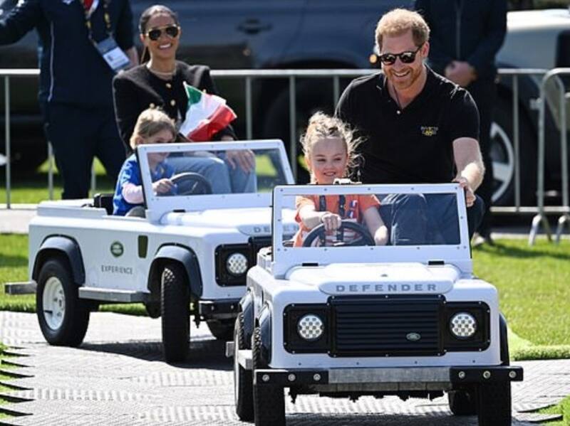 Meghan y Harry disfrutaron en la carrera de mini Land Rovers. - Créditos: Daily Mail
