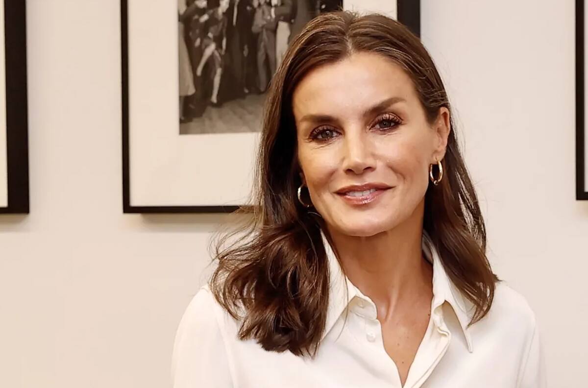 Reina Letizia inicia su viaje a Alemania con look masculino y cuidando sus pies