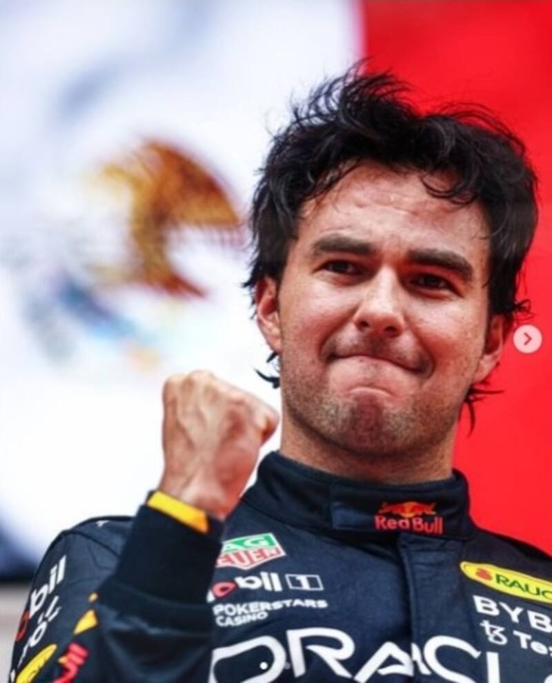 El príncipe Alberto subió al pódium con su familia para coronar al piloto mexicano - Créditos: Instagram @f1