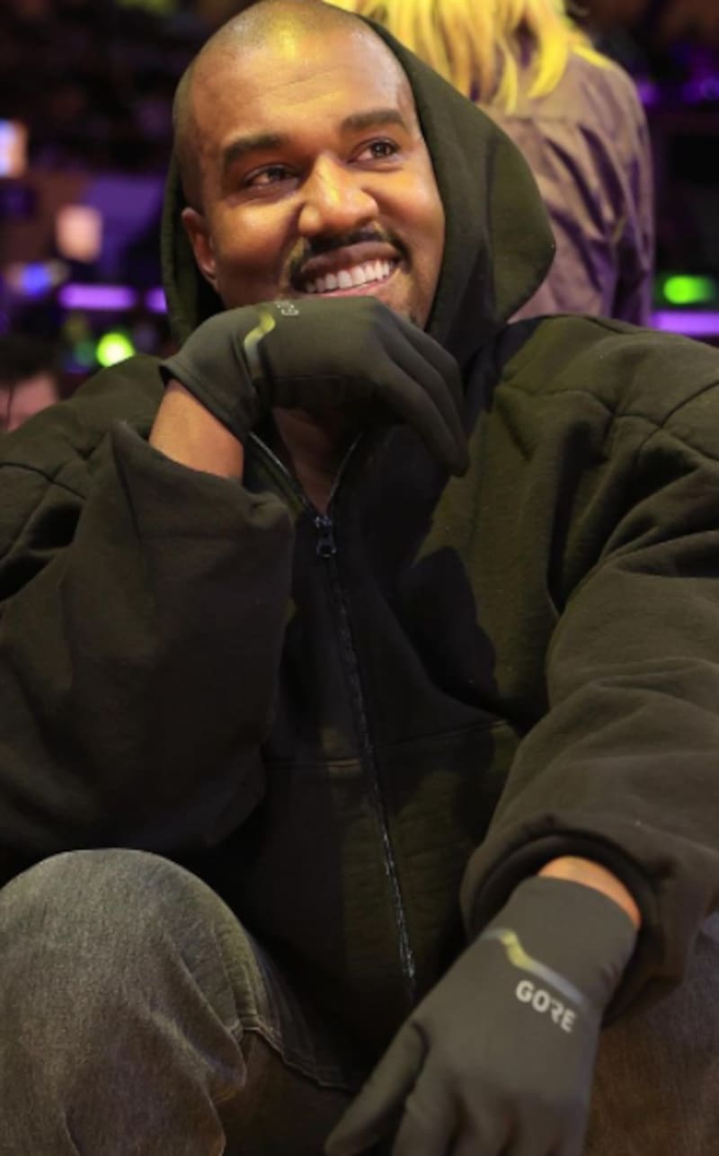 Kanye West acude a partido de baloncesto con su novia - Créditos: TWITTER