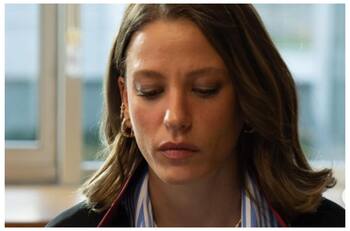 La turca Serenay Sarikaya estrena atrevido look y rol en nueva serie