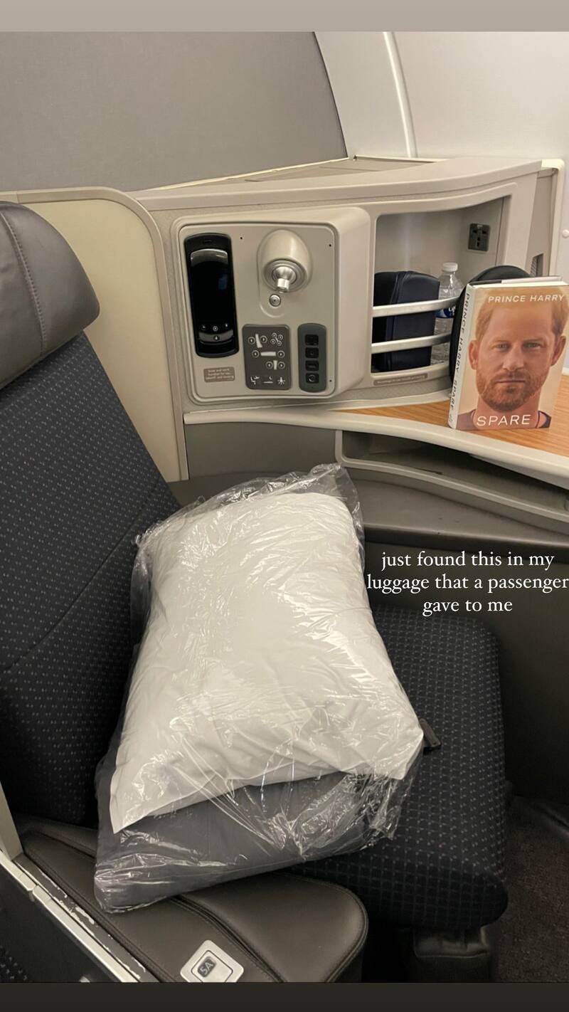 El hijo menor del rey Carlos y la princesa Diana le regaló a un asistente de vuelo de American Airlines una copia de su libro "Spare".