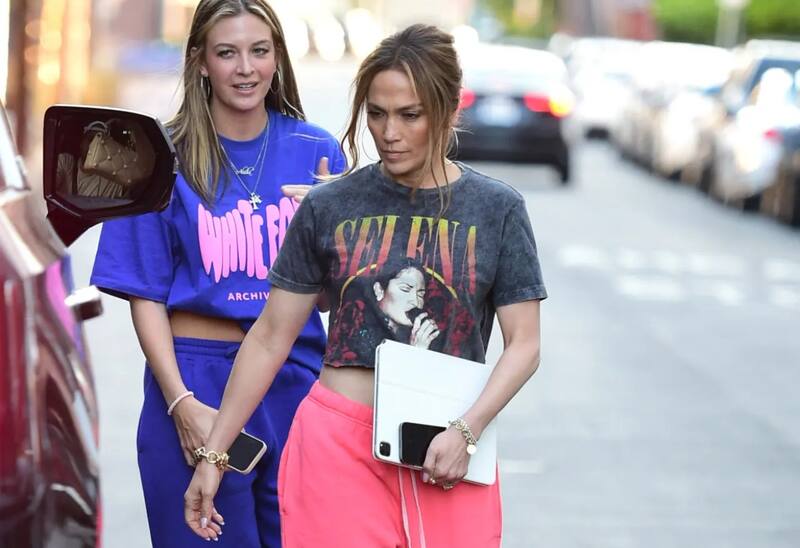 Jennifer Lopez fue fotografiada saliendo del gimnasio, llvando una polera con un estampado de la cantante mexicana.