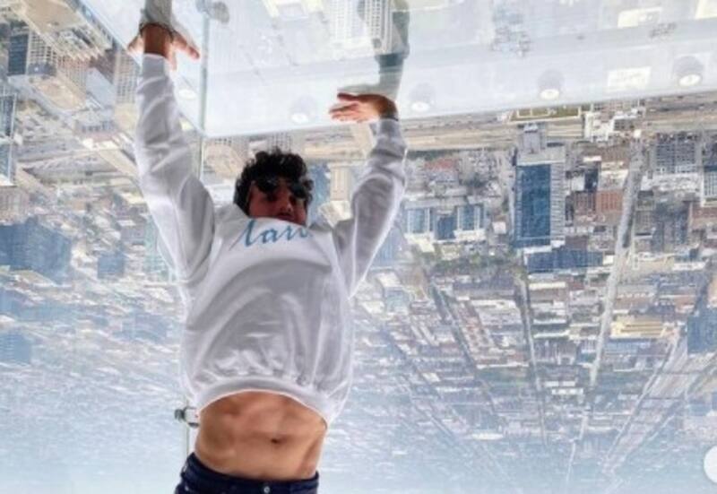 Sebastián Yatra exhibe notable progreso en su aprendizaje de yoga La especialidad atlética del colombiano. - Créditos: Instagram