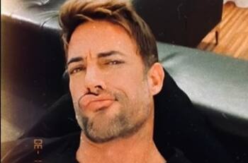 William Levy promueve selfies de sofá para su difusión y son furor en redes