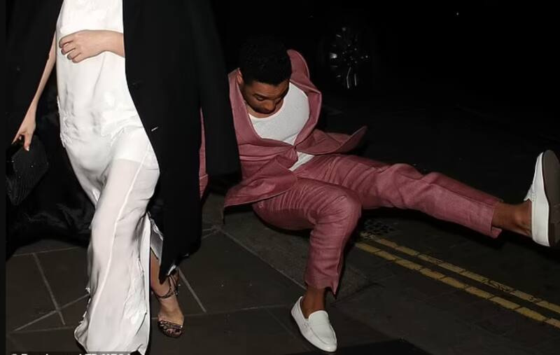 Los zapatos blancos le jugaron una mala pasada a Regé-Jean Page. - Créditos: Instagram