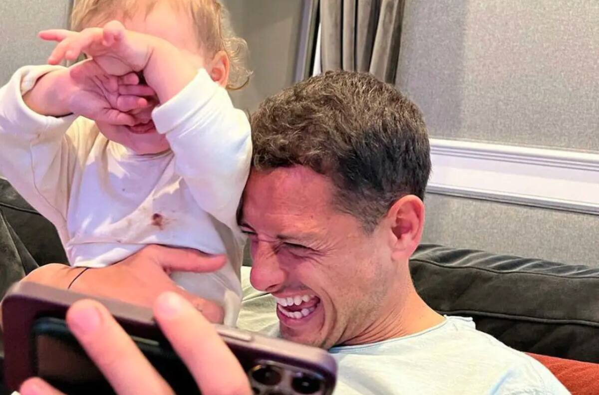 Tras haber llorado por ellos, "Chicharito" Hernández por fin se reunió con sus hijos