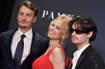 Hijos de Pamela Anderson denuncian que su madre fue víctima de abuso