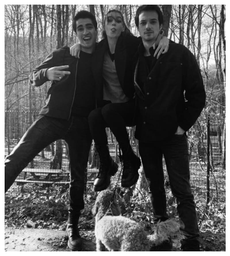 El triángulo de amistad que formaron Mert Ramazan, y en aquel entonces los novios Afra Saraçoğlu y Mert Yazicioğlu, parece haber llegado a su fin con el romance de los actores de Yalı Çapkını.