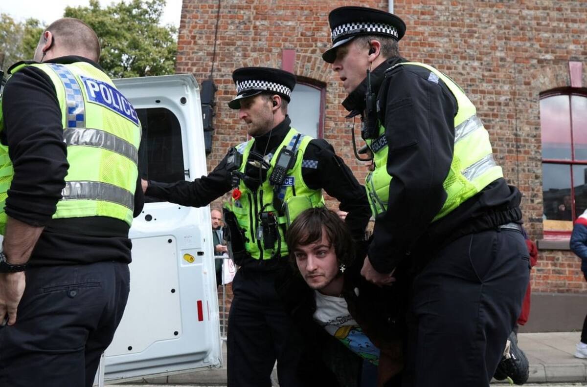 Las extrañas sanciones que recibió el hombre que arrojó huevos al rey Carlos III