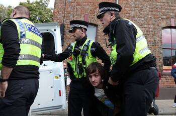 Las extrañas sanciones que recibió el hombre que arrojó huevos al rey Carlos III