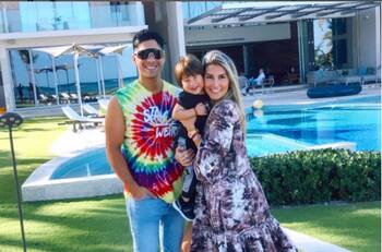 Ex esposa de Chyno Miranda desmiente muerte del cantante y pide respeto