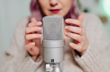 Placer por los oídos: ¿Qué es el ASMR y cómo funciona?