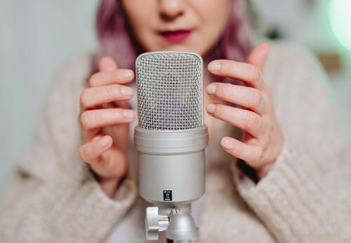 Con sólo escuchar podrás tener una bomba sensorial relajante que puede ayudar a tener un mejor descanso.