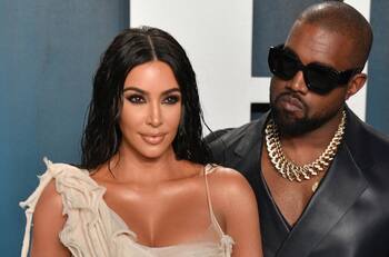 Kanye West le ruega a Kim Kardashian que vuelva con él durante un concierto
