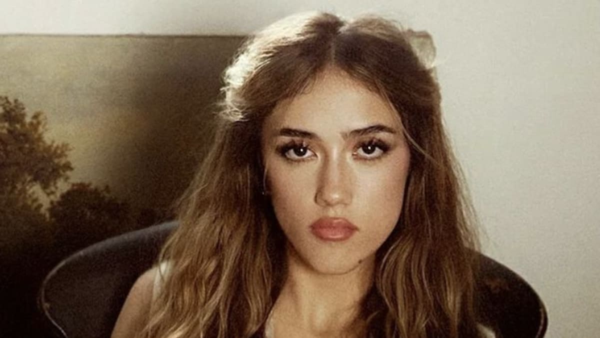 Hija de Salma Hayek se arriesga en importante gala de moda con mini shorts de cuero