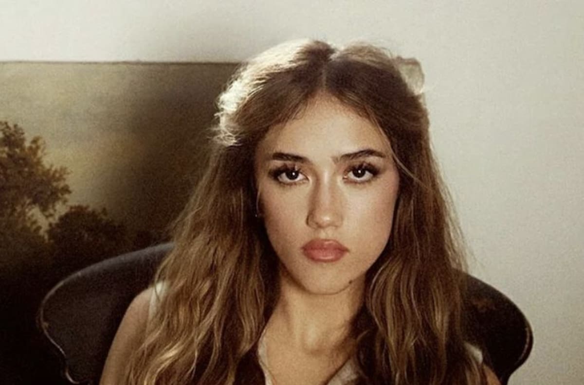 Hija de Salma Hayek se arriesga en importante gala de moda con mini shorts de cuero