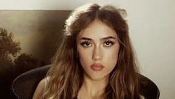 Hija de Salma Hayek se arriesga en importante gala de moda con mini shorts de cuero