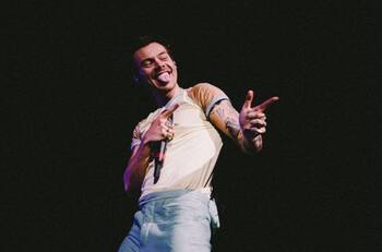 Harry Styles fue golpeado en el ojo por un objeto volador durante su concierto en Viena