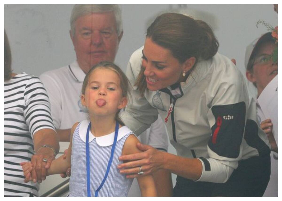 La Princesa Charlotte junto con su madre, Kate Middleton, en el inolvidable episodio en la Isla de Wight.
