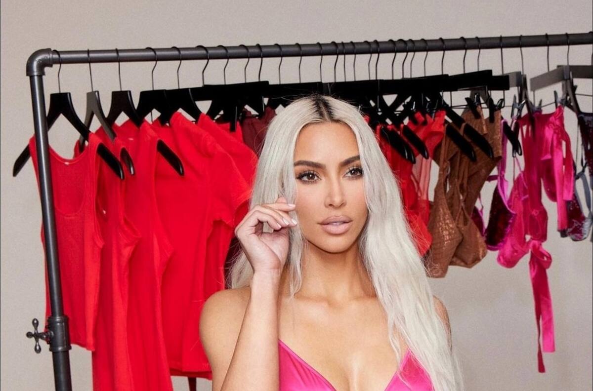Kim Kardashian presume árboles de Navidad en su baño tras críticas por decoración sombría en su casa