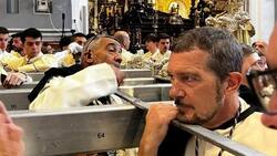 El sacrificio de Antonio Banderas cargando una figura religiosa en el Domingo de Ramos