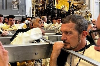 El sacrificio de Antonio Banderas cargando una figura religiosa en el Domingo de Ramos