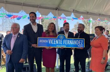 Inauguran calle en honor a Vicente Fernández y solo va uno de sus hijos