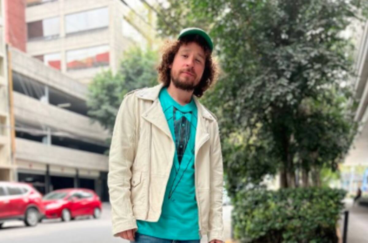 Fumando hierba, Luisito Comunica hace historia al posar en portada de Playboy ¡de África!