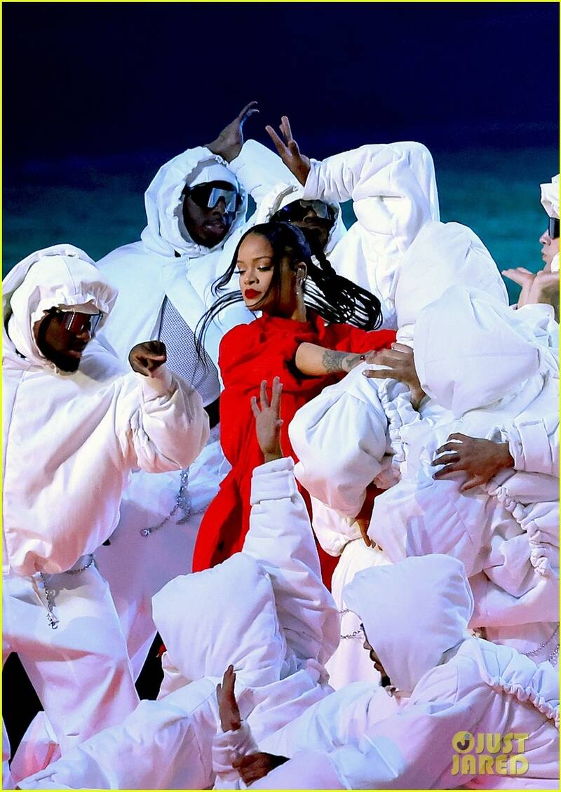 Rihanna develó su segundo embarazo en el Medio Tiempo del Super Bowl - Créditos: Just Jared