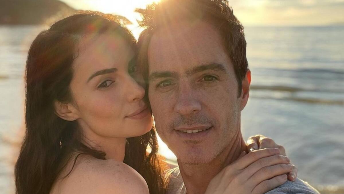 Mauricio Ochmann y Paulina Burrola ponen su primer árbol de Navidad juntos