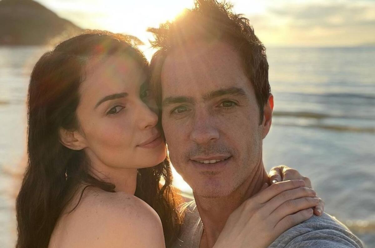 Mauricio Ochmann y Paulina Burrola ponen su primer árbol de Navidad juntos