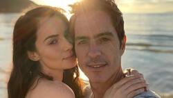 Mauricio Ochmann y Paulina Burrola ponen su primer árbol de Navidad juntos