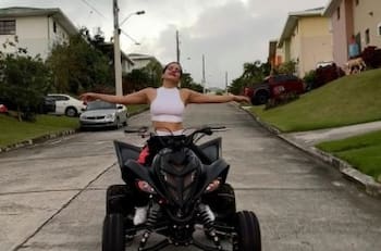 Rosalía conduce un tanque para programa de TV