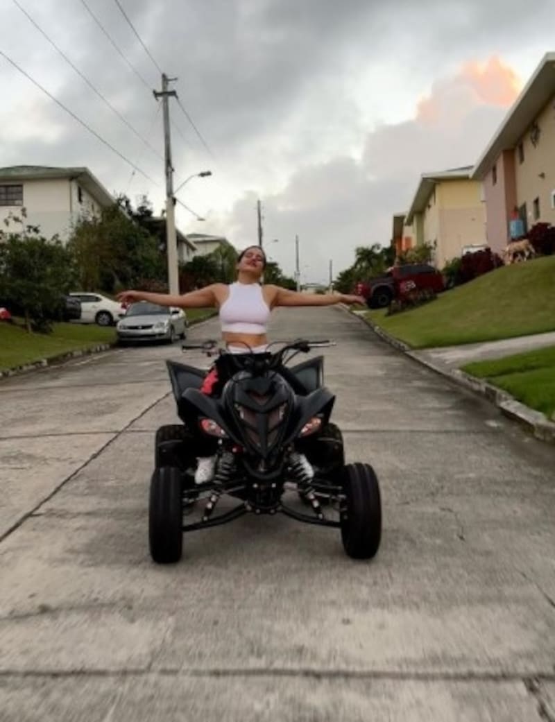 Rosalía conduce un tanque para programa de TV Rosalía cuatrimoto - Créditos: Instagram