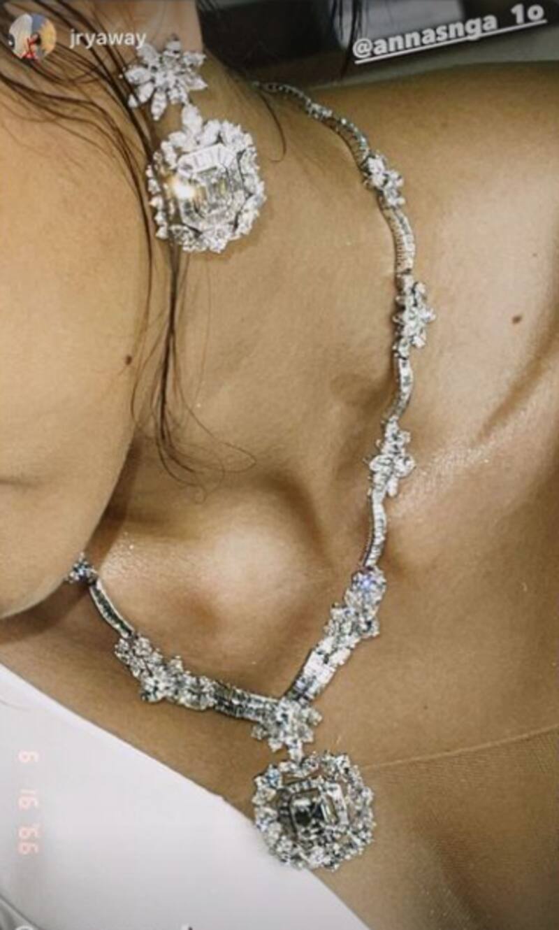 Anna Sueangam-Iam publicó en sus stories de Instagram cómo lucían la joyas de Mouawad, como parte de su trabajo de promoción.