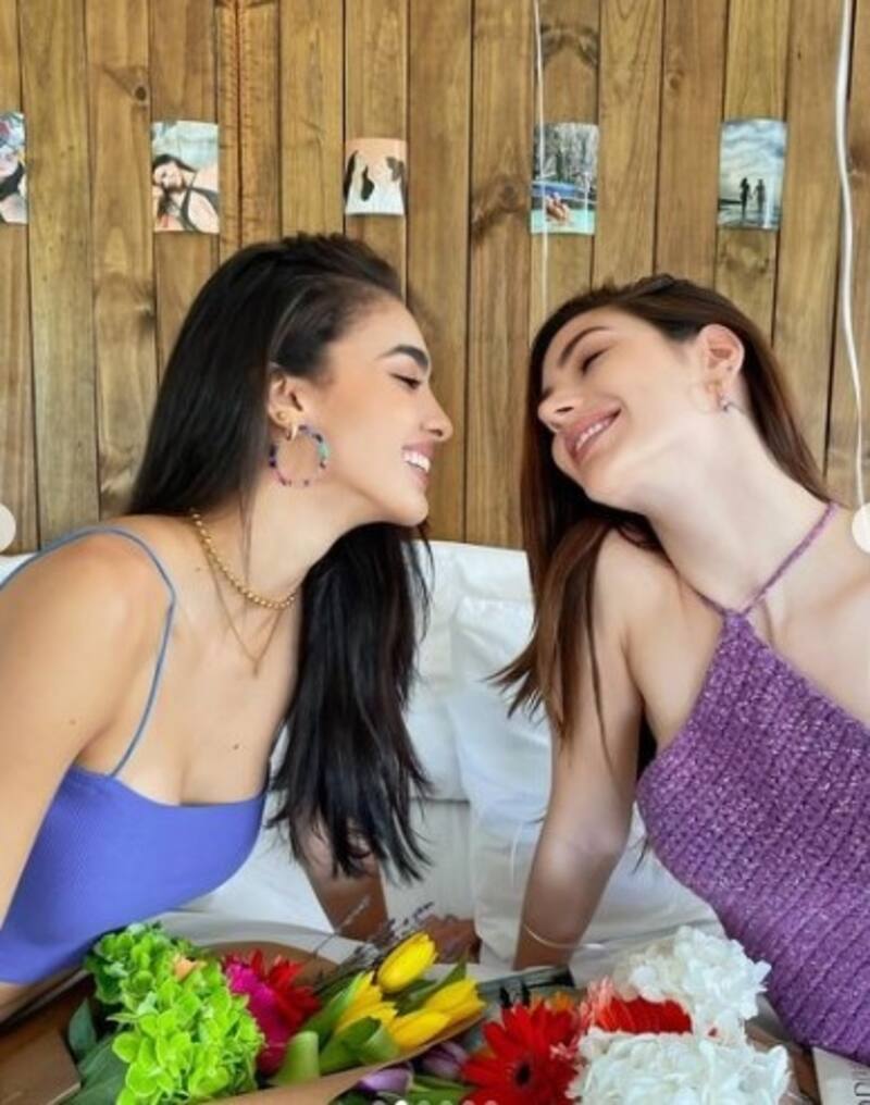 Reinas de belleza que se casaron muestran con orgullo el primer beso durante su luna de miel - Créditos: Instagram