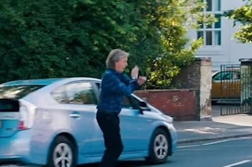 Paul McCartney escapa apenas de ser trágicamente arrollado por automóvil en plena sesión fotográfica