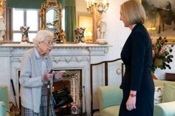 La mano azul de la Reina Isabel II vuelve a preocupar a los británicos