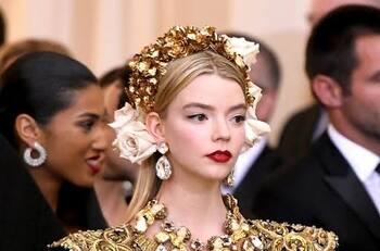 Anya Taylor Joy fue salvada por "la mano de Dios" cuando creyó que caería por unas escaleras